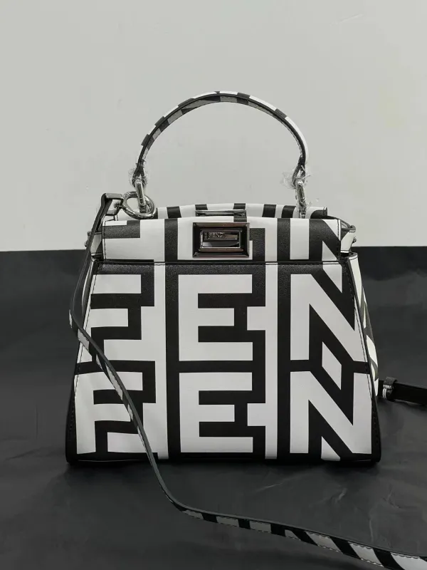 フェンディバッグFENDI 2023新作 ミニ子猫バッグ