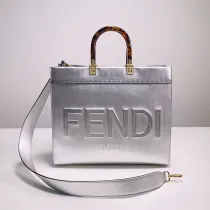 フェンディバッグFENDI 2023新作 ミディアム シルバー ラミネートレザー トートバッグ