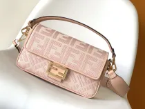 フェンディバッグFENDI 2023新作 ミディアム バゲットバッグ