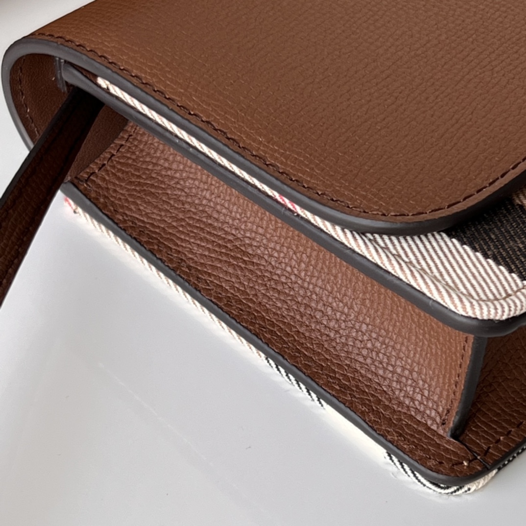 バーバリーバッグBURBERRY 2023新作 レザー ショルダーストラップ チェック柄＆グレインレザー クロスボディバッグ