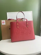 バーバリーバッグBURBERRY 2023新作 型押しバッジ レザートートバッグ