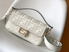 フェンディバッグFENDI 2023新作 ミディアム バゲットバッグ