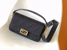 フェンディバッグFENDI 2023新作 ミディアム バゲットバッグ