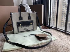 バーバリーバッグBURBERRY 2023新作 ミニツーカラー キャンバス＆レザー トートバッグ