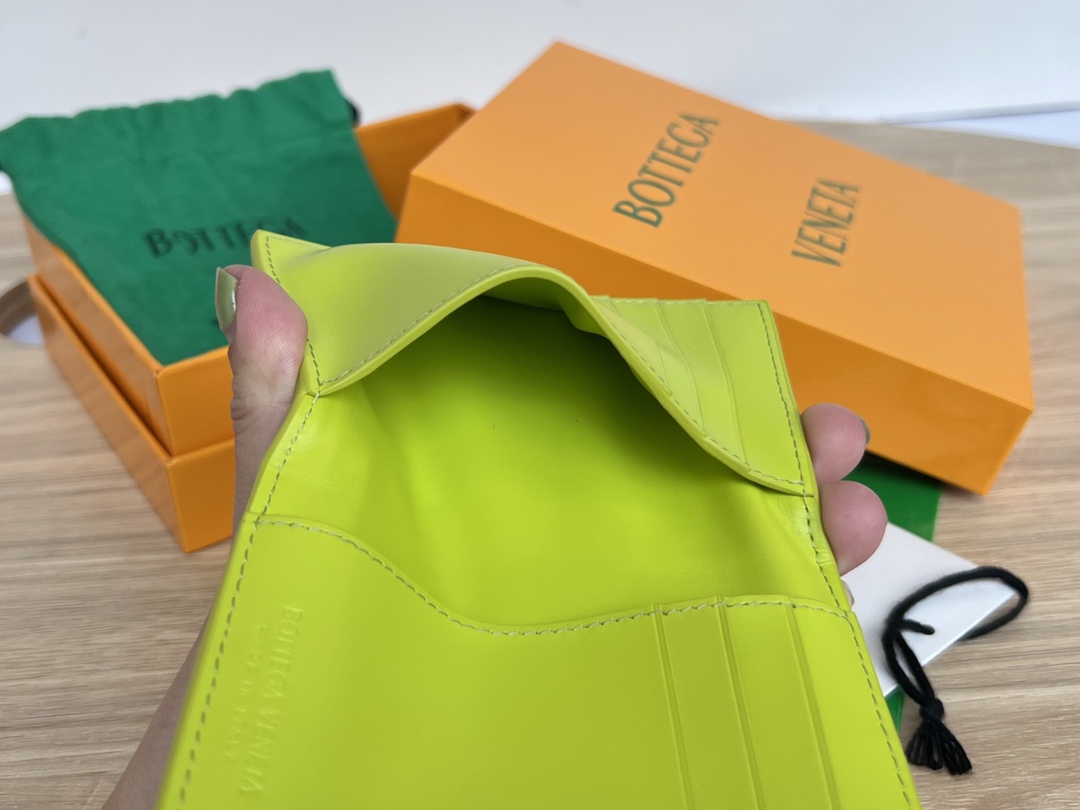 ボッテガヴェネタ財布BOTTEGA VENETA 2023新作 大型 グリッドカードバッグ 649602