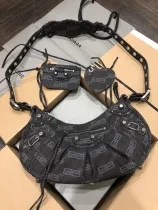 バレンシアガバッグBALENCIAGA 2023年新作高品質ブラックプリントシルバーバックル半三日月脇下餃子バッグ