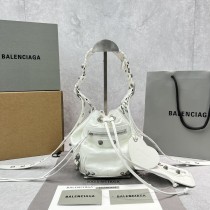 バレンシアガバッグBALENCIAGA 2023 新しい高品質の小さな白いオートバイのバケット バッグ