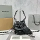 バレンシアガバッグBALENCIAGA 2023 新しい高品質 92567 小さな黒いオートバイのバケット バッグ