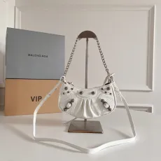 バレンシアガバッグBALENCIAGA 2023年新作高品質ミニクロコダイル柄ホワイトバーストクラックシープスキン半三日月脇下メッセンジャーバッグ