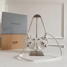 バレンシアガバッグBALENCIAGA 2023 新作 高品質 ミニ ホワイト バースト クラック シープスキン 半月形 脇下 メッセンジャーバッグ