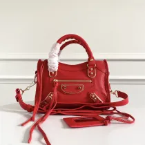 バレンシアガバッグBALENCIAGA 2023年新作高品質ゴートスキン モーターサイクルバッグ ゴールドバックルとレッド