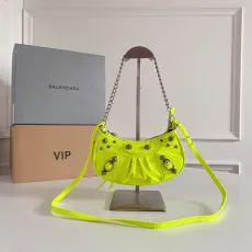 バレンシアガバッグBALENCIAGA 2023新作高品質ミニ蛍光グリーンバーストクラックシープスキンハーフクレセント脇下メッセンジャーバッグ