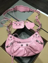 バレンシアガバッグBALENCIAGA 2023新作高級クロコダイル柄ピンク半三日月脇団子バッグ