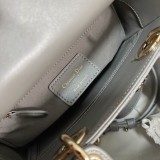 ディオールバッグDIOR 2023新しい高品質の6604 4グリッドシープスキンパールグレーライトゴールドバッグ