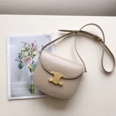 セリーヌバッグCELINE 2023年新作 高級サドルバッグ ミルクグレー 光沢のある牛革 ハンドバッグ
