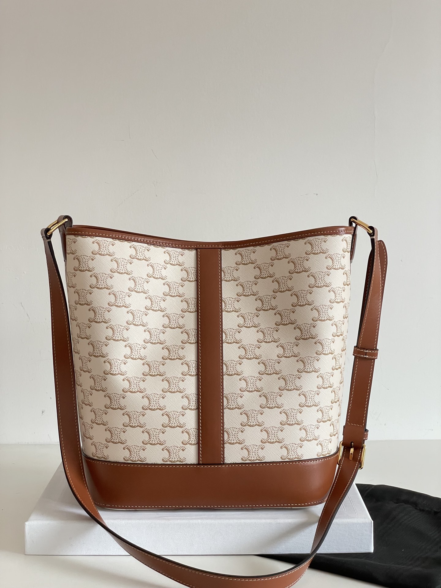 セリーヌバッグCELINE 2023年新作 高品質 191132.PH ラージ バケットバッグ