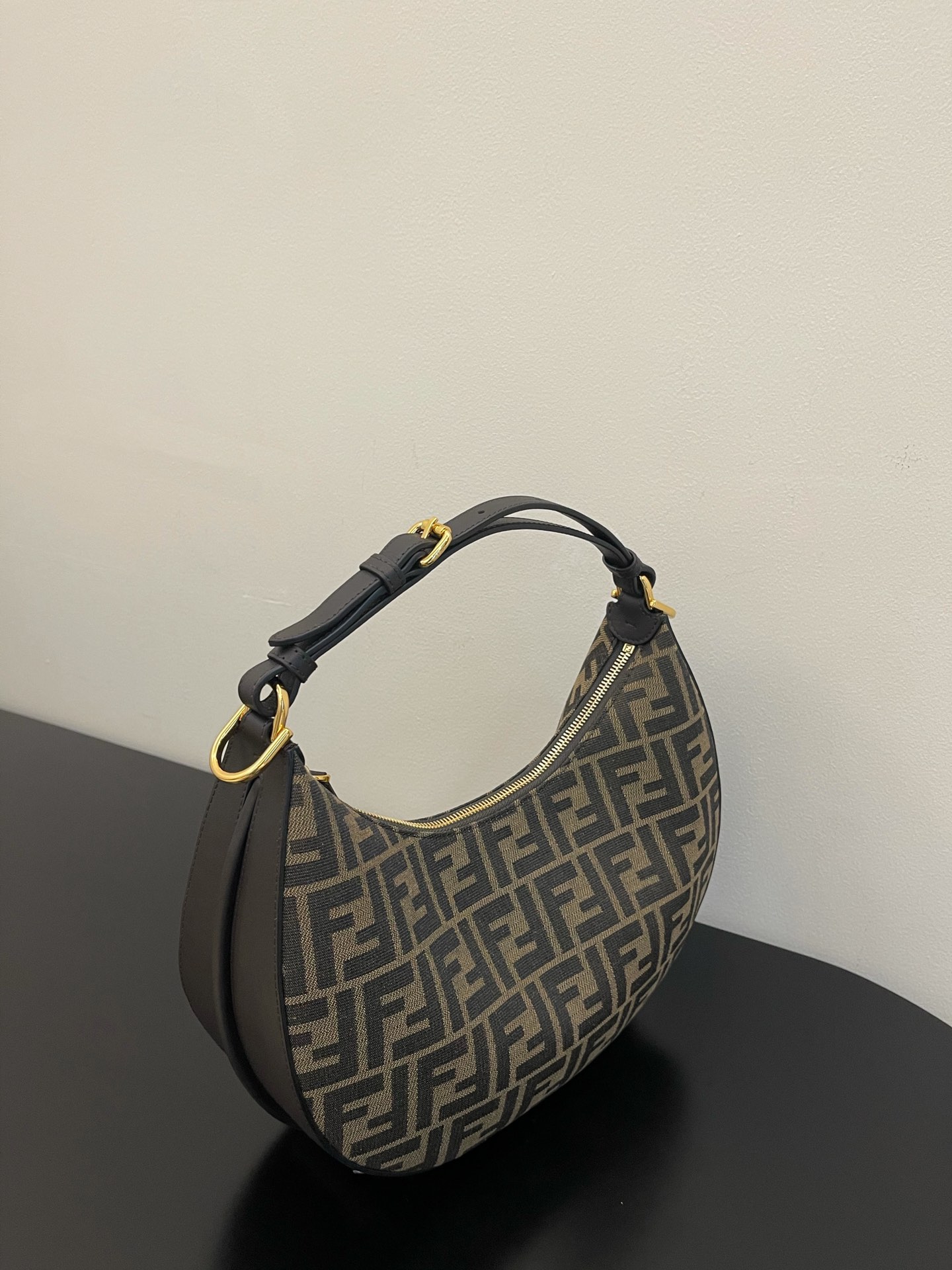 フェンディバッグFENDI 2023 新しい高品質の小さな老眼用脇の下バッグ