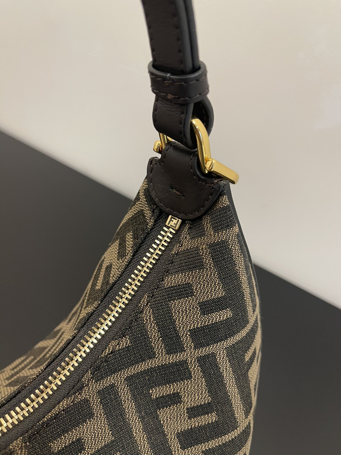 フェンディバッグFENDI 2023 新しい高品質の小さな老眼用脇の下バッグ