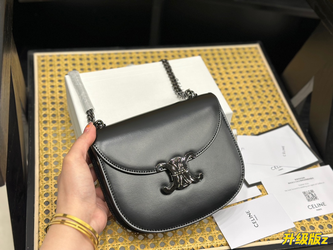 セリーヌバッグCELINE 2023新作 レザー トライアンフ ロゴ サドル ゴールドバックル メッセンジャーバッグ