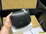 セリーヌバッグCELINE 2023新作 レザー トライアンフ ロゴ サドル ゴールドバックル メッセンジャーバッグ