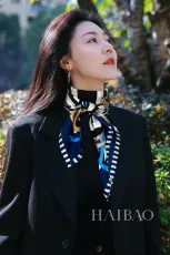 フェンディマフラーFENDI 2023新作 チェーンリボン シルク スクエアスカーフ
