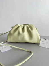 ボッテガヴェネタバッグBOTTEGA VENETA 2023年新作 上質なレモンイエローのスモールクラウドバッグ