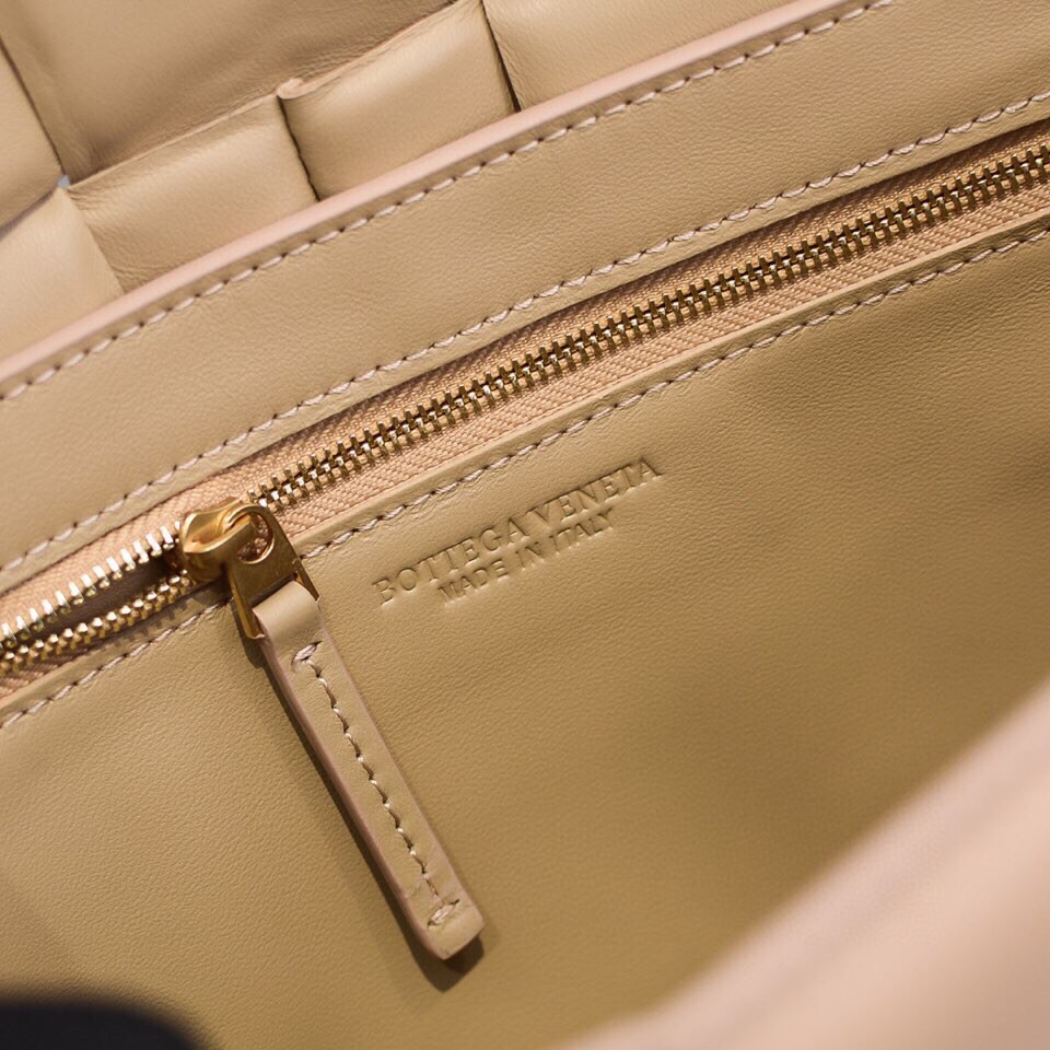 ボッテガヴェネタバッグBOTTEGA VENETA 2023新作 高品質 6688 ピローバッグ