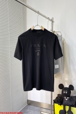 プラダ服PRADA 2023新作 エンボスプリント 大きめロゴ ラウンドネック 半袖Tシャツ