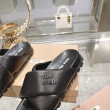 ミュウミュウ靴Miu Miu 2023 新作 スポーツ風 ソフトシープスキン クロスベルト 厚底 バックストラップ マフィンスリッパ