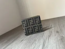 フェンディ財布FENDI 2023新作高品質ショートクリップウォレット