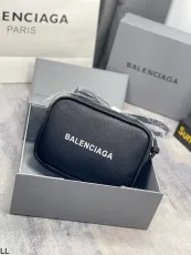 バレンシアガバッグBALENCIAGA 2023新作 スモールスクエアカメラバッグ