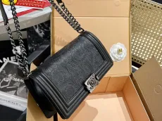 シャネルバッグCHANEL 2023年新作 中世エンボスローマ柄バッグ