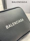 バレンシアガバッグBALENCIAGA 2023新作 スモールスクエアカメラバッグ