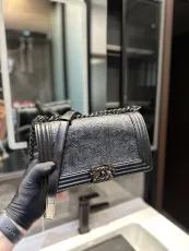 シャネルバッグCHANEL 2023 新作 グラフィティ ホットママ バッグ