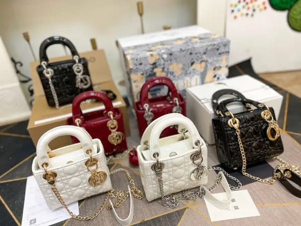 ディオールバッグDIOR 2023新作 パテントレザー ダイアナバッグ