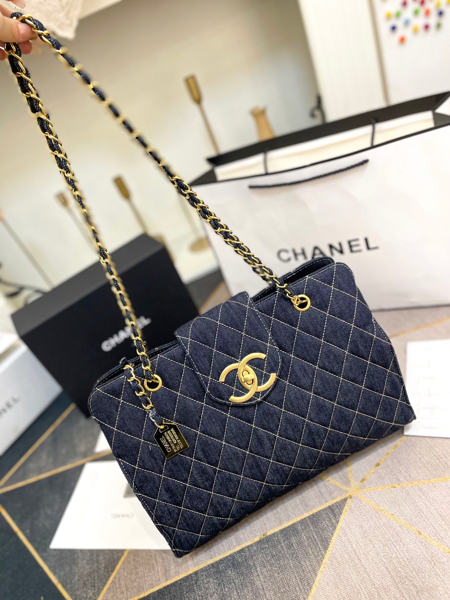 シャネルバッグCHANEL 2023年新作 チェーンデニム トートバッグ