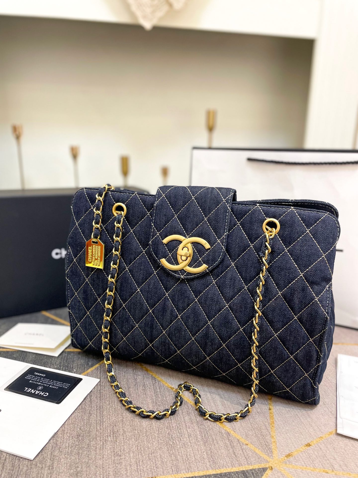 シャネルバッグCHANEL 2023年新作 チェーンデニム トートバッグ