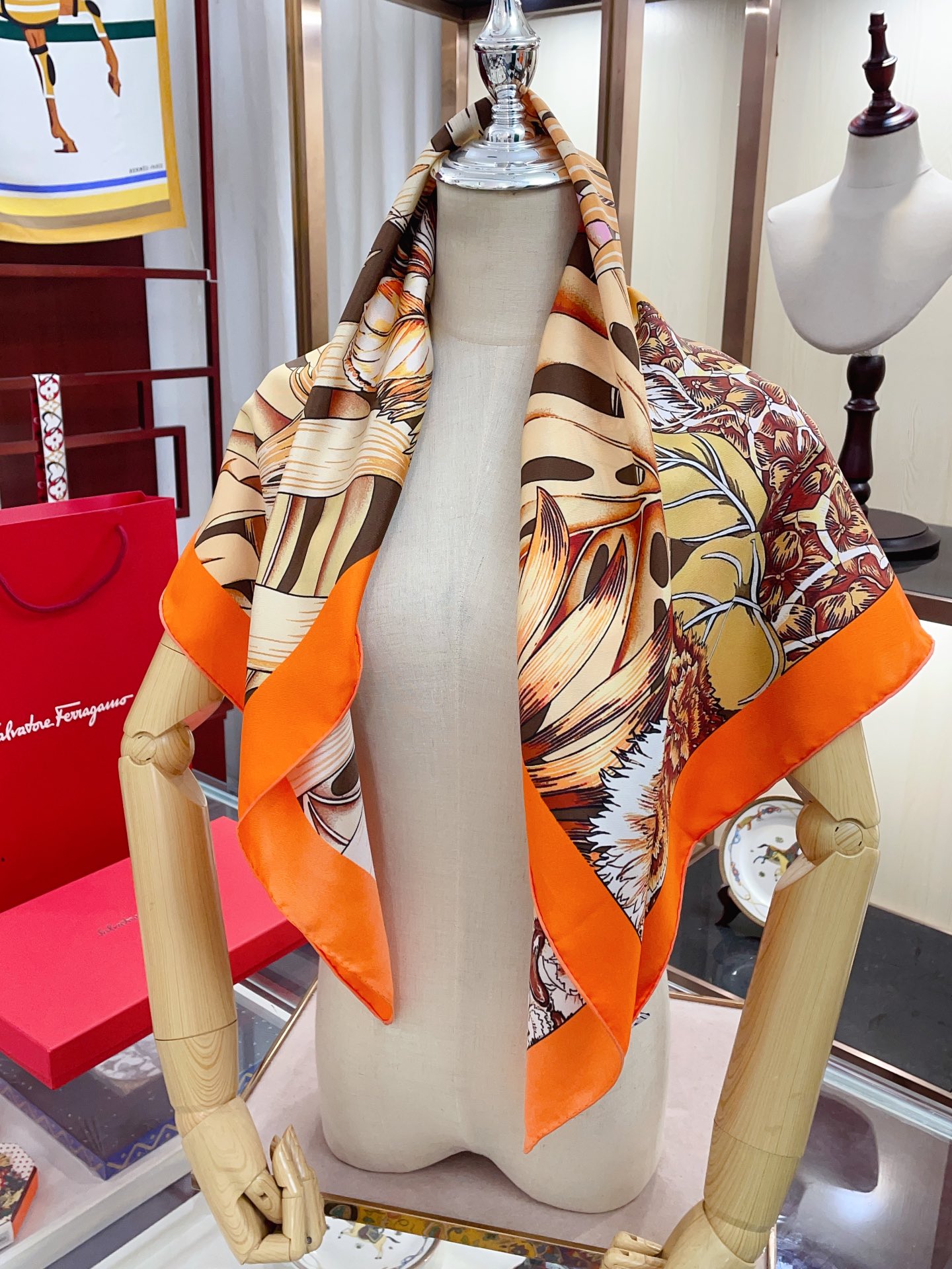 フェラガモマフラーFerragamo 2023年新作 スクエアスカーフ