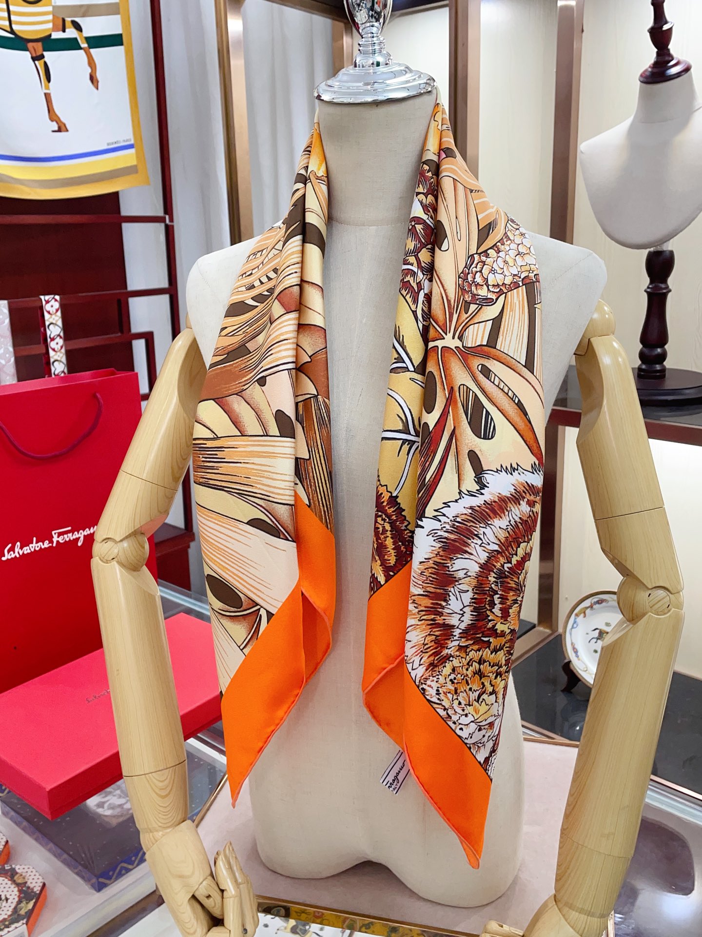 フェラガモマフラーFerragamo 2023年新作 スクエアスカーフ