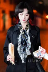 バーバリーマフラーBURBERRY 2023新作 シルクスクエアスカーフ
