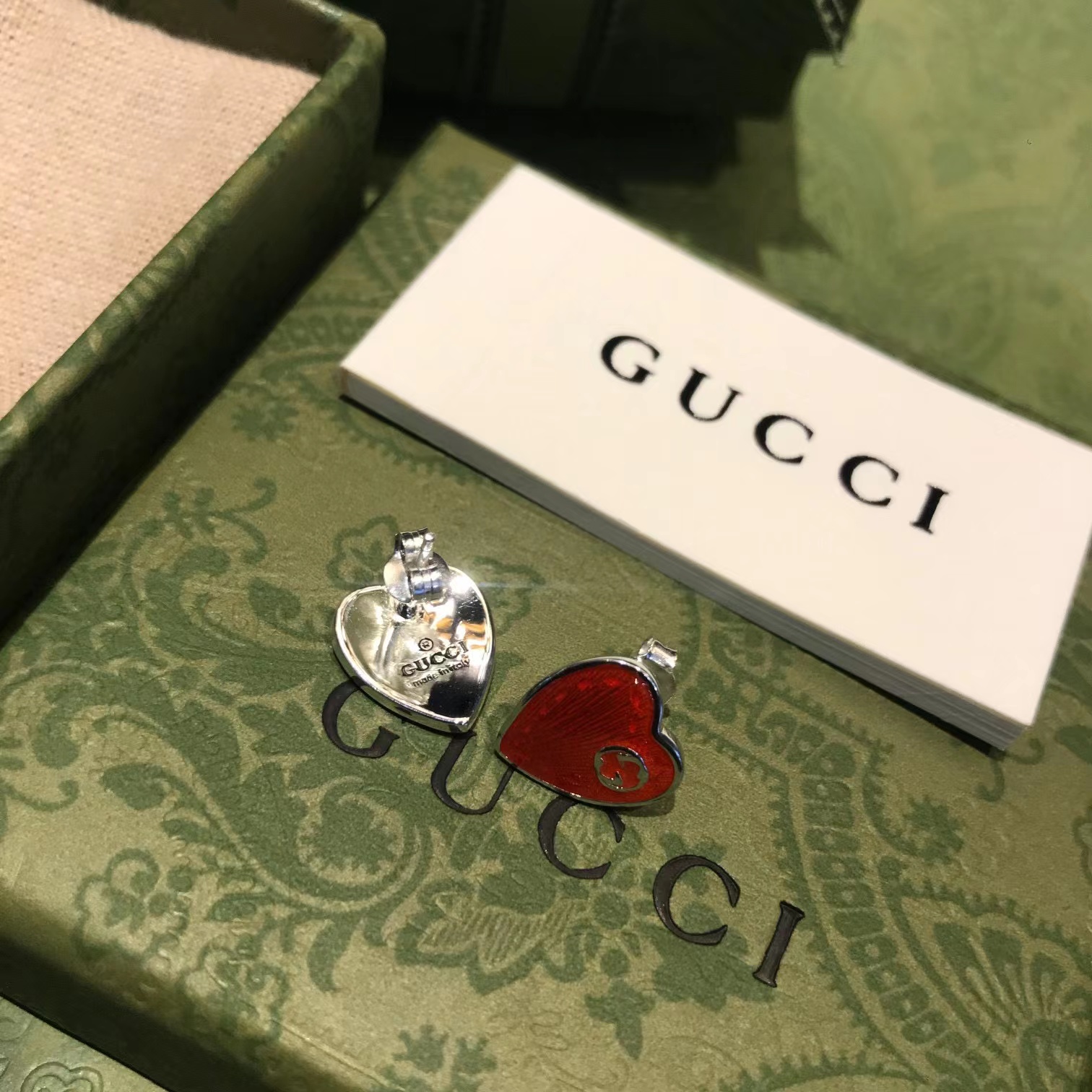 グッチピアスGUCCI 2023年新作 エナメルハートスタッドピアス