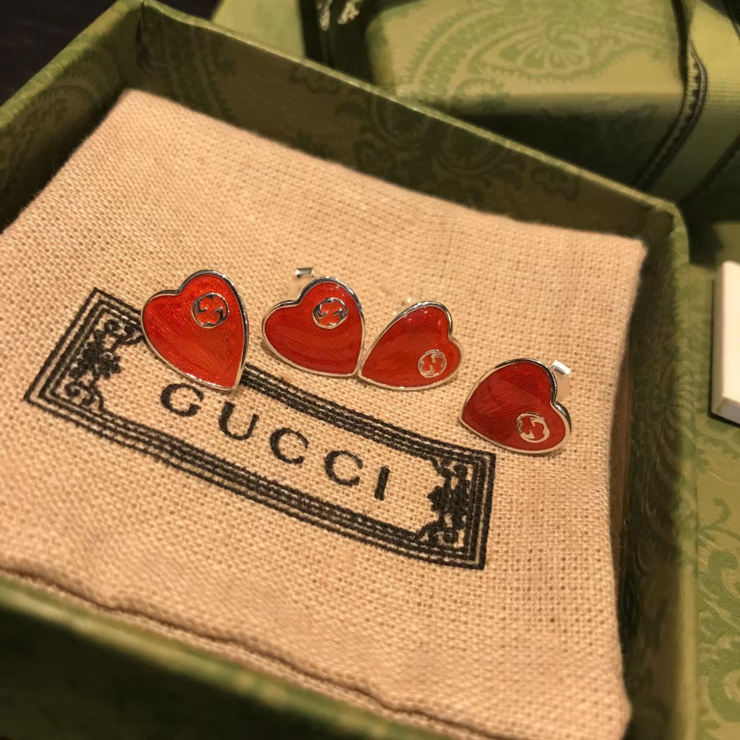 グッチピアスGUCCI 2023年新作 エナメルハートスタッドピアス
