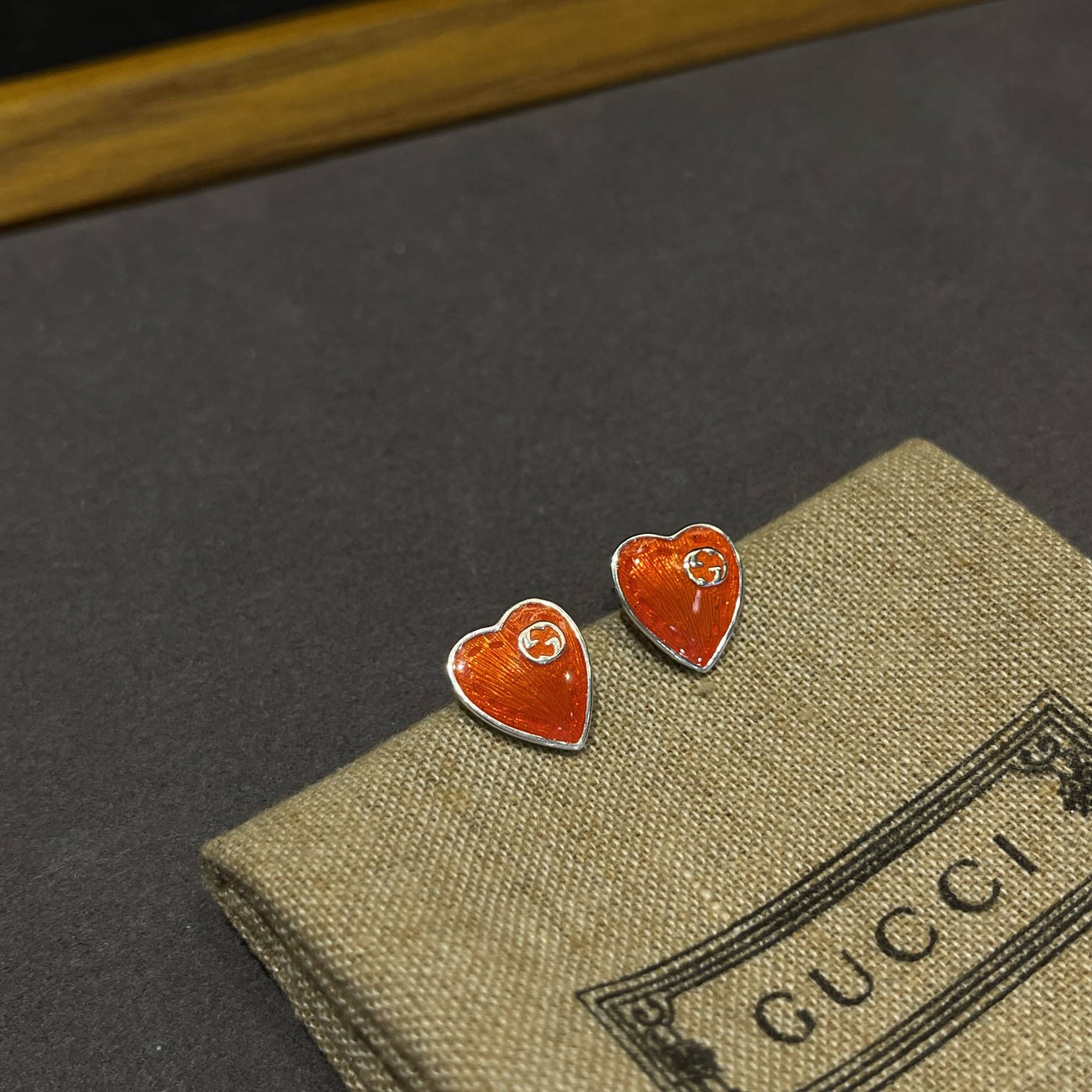 グッチピアスGUCCI 2023年新作 エナメルハートスタッドピアス