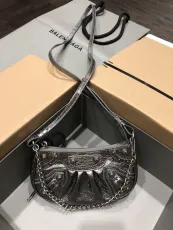 バレンシアガバッグBALENCIAGA BALENCIAGA 2023年新作 高品質 Le Cagole ミニ ハーフクレセント 脇バッグ メッセンジャーバッグ 900650