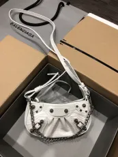 バレンシアガバッグBALENCIAGA BALENCIAGA 2023年新作 高品質 Le Cagole ミニ ハーフクレセント 脇バッグ メッセンジャーバッグ 900650