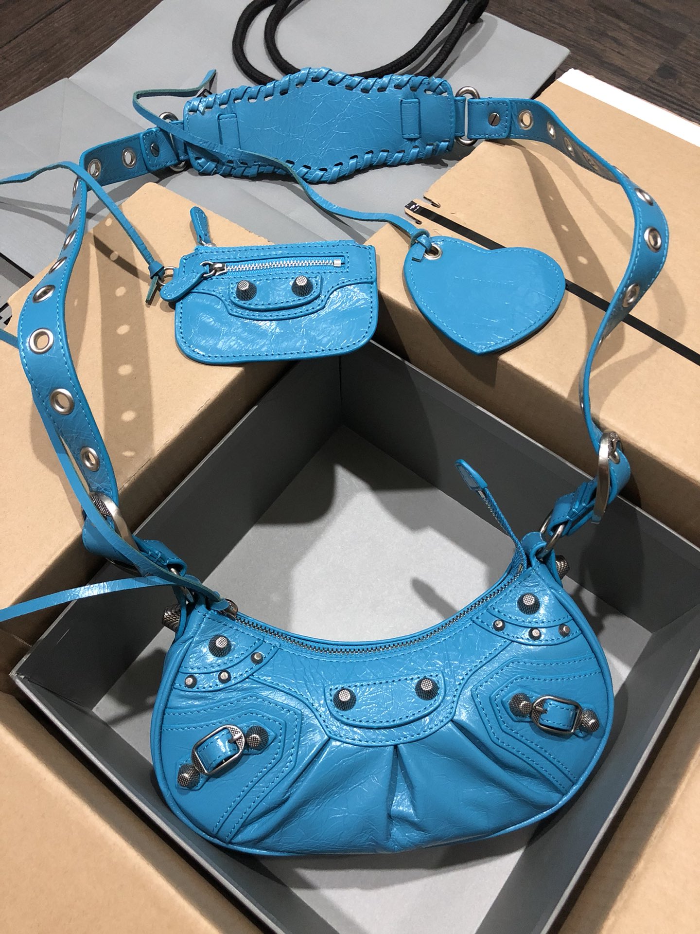 バレンシアガバッグBALENCIAGA 2023年新作 高品質 ル・カーゴール 半三日月脇団子バッグ 900800