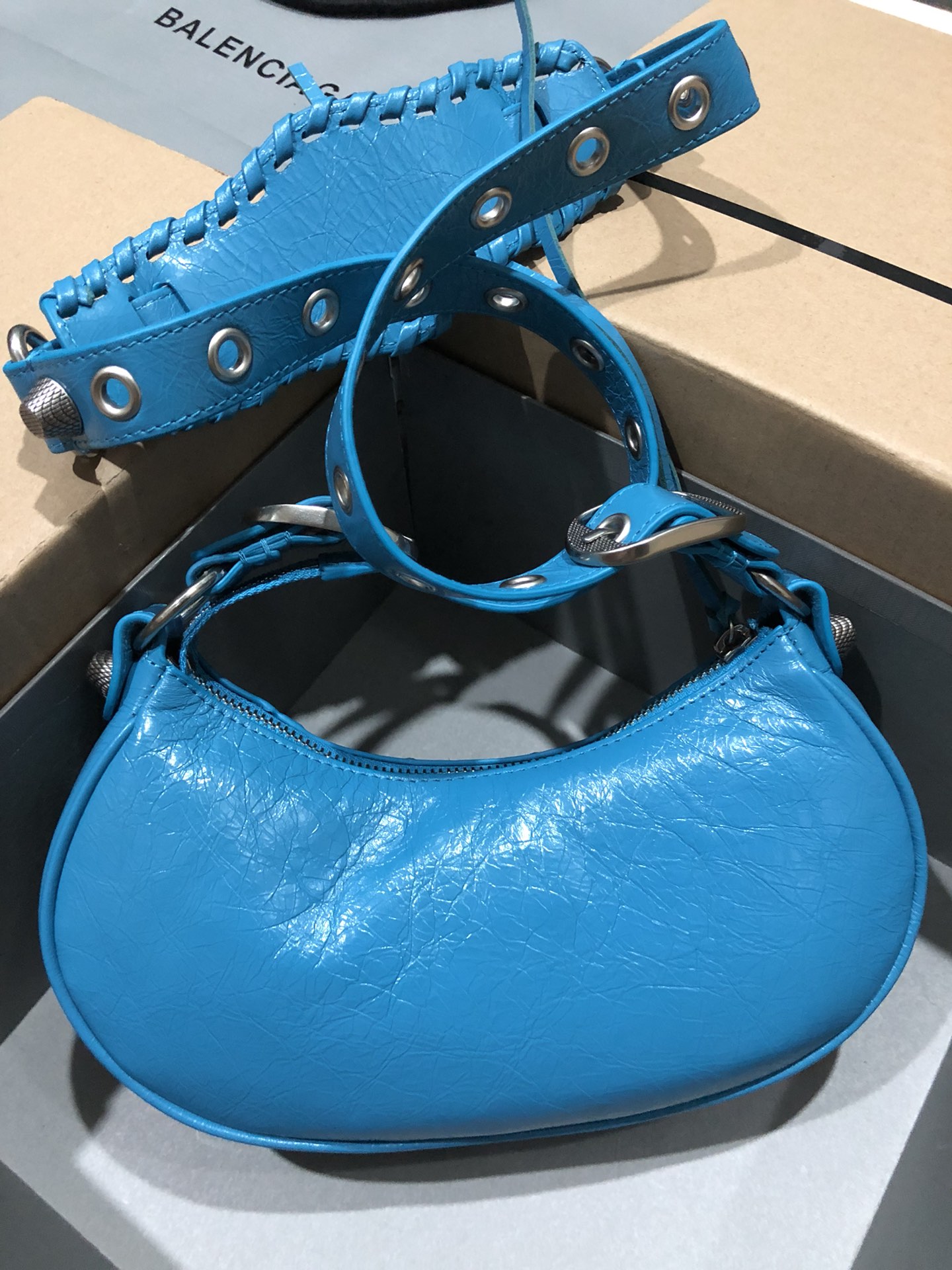 バレンシアガバッグBALENCIAGA 2023年新作 高品質 ル・カーゴール 半三日月脇団子バッグ 900800