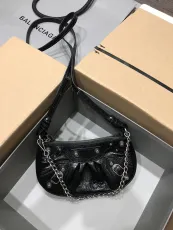 バレンシアガバッグBALENCIAGA BALENCIAGA 2023年新作 高品質 Le Cagole ミニ ハーフクレセント 脇バッグ メッセンジャーバッグ 900650
