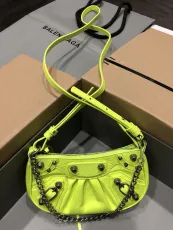 バレンシアガバッグBALENCIAGA BALENCIAGA 2023年新作 高品質 Le Cagole ミニ ハーフクレセント 脇バッグ メッセンジャーバッグ 900650
