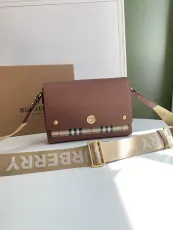 バーバリーバッグBURBERRY 2023 新高品質レターワイドショルダーストラップメッセンジャーバッグ 900550